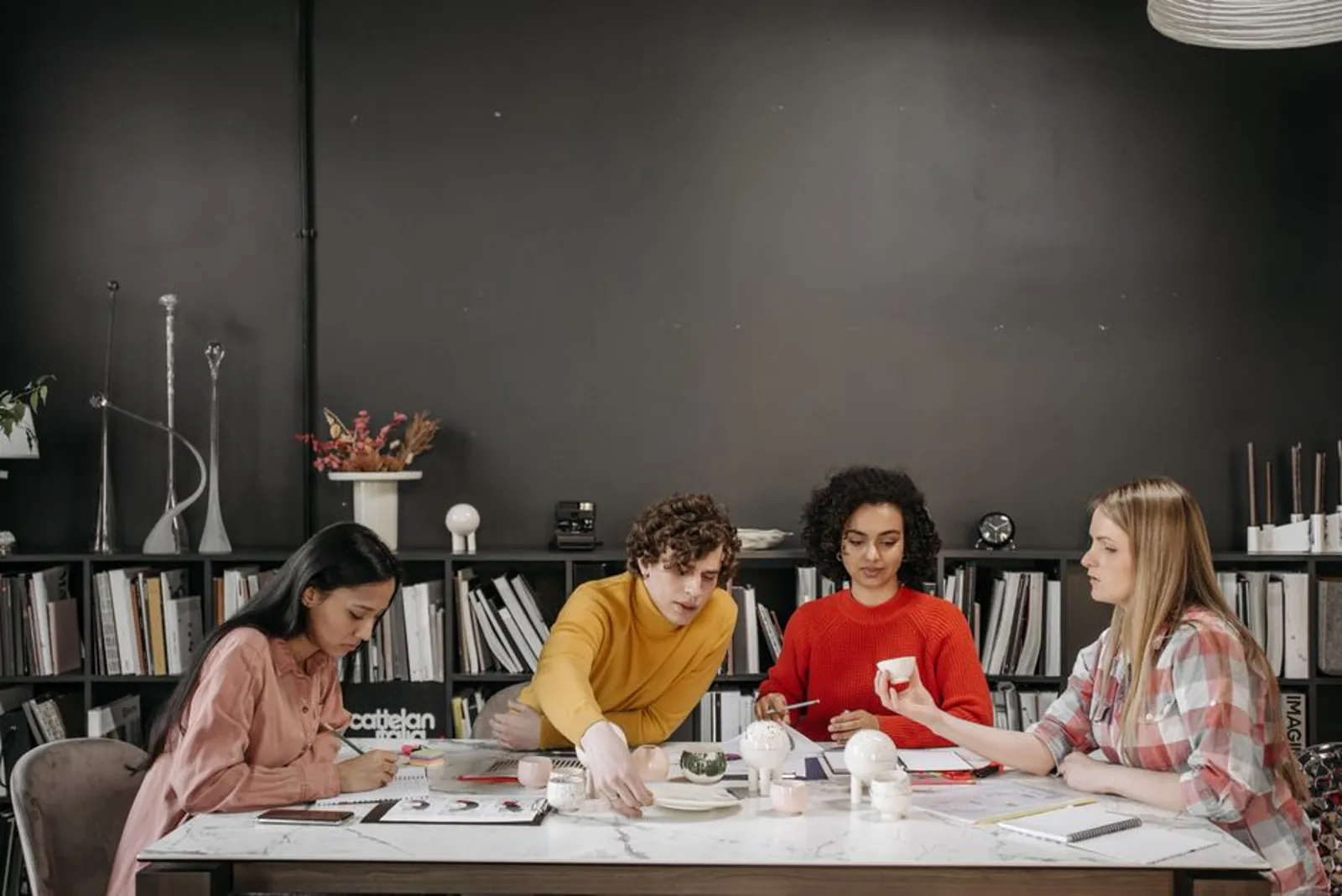 Une équipe de PME en réunion de travail