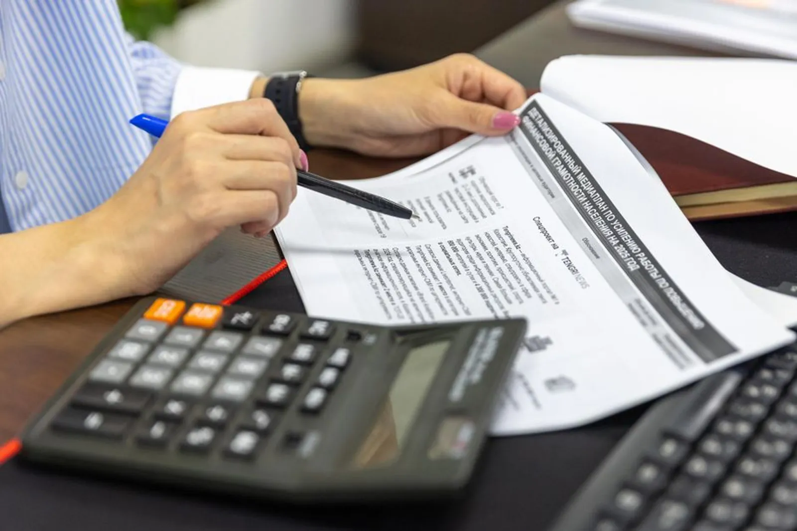 Relevé de chiffres et documents comptables sur un bureau